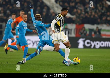 Turin, Piémont, Italie. 8 décembre 2023. Victor Osimhen de Napoli Gleison Bremer de la Juventus lors du match de Serie A Juventus FC - SSC Napoli, Allianz Stadium le 08 décembre 2023 à Turin, Italie. (Image de crédit : © Ciro de Luca/ZUMA Press Wire) USAGE ÉDITORIAL SEULEMENT! Non destiné à UN USAGE commercial ! Crédit : ZUMA Press, Inc./Alamy Live News Banque D'Images