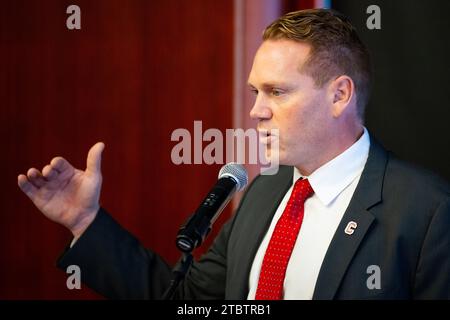 Ithaca, NY, États-Unis. 08 décembre 2023. Dan Swanstrom, entraîneur-chef de Cornell Big Red, prend la parole lors d'une conférence de presse le vendredi 8 décembre 2023 dans la salle Hall of Fame sur le campus de l'Université Cornell à Ithaca, NY. Rich Barnes/CSM/Alamy Live News crédit : CAL Sport Media/Alamy Live News Banque D'Images