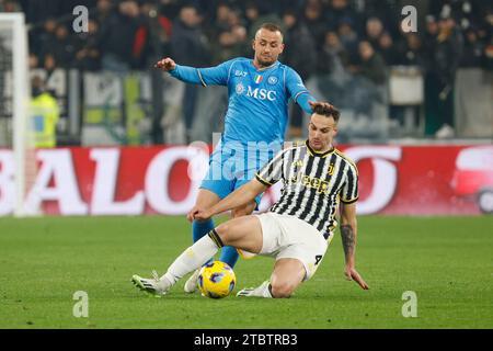 Turin, Piémont, Italie. 8 décembre 2023. Stanislav Lobotka de Napoli Federico Gatti de la Juventus lors du match de Serie A Juventus FC - SSC Napoli, Allianz Stadium le 08 décembre 2023 à Turin, Italie. (Image de crédit : © Ciro de Luca/ZUMA Press Wire) USAGE ÉDITORIAL SEULEMENT! Non destiné à UN USAGE commercial ! Crédit : ZUMA Press, Inc./Alamy Live News Banque D'Images