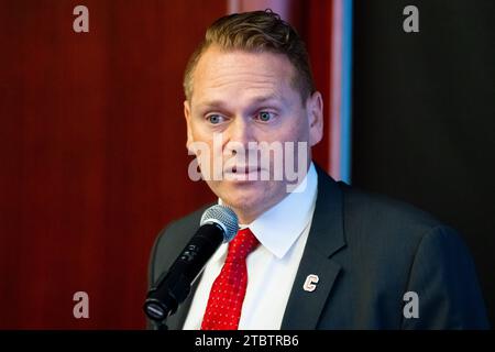 Ithaca, NY, États-Unis. 08 décembre 2023. Dan Swanstrom, entraîneur-chef de Cornell Big Red, prend la parole lors d'une conférence de presse le vendredi 8 décembre 2023 dans la salle Hall of Fame sur le campus de l'Université Cornell à Ithaca, NY. Rich Barnes/CSM/Alamy Live News crédit : CAL Sport Media/Alamy Live News Banque D'Images