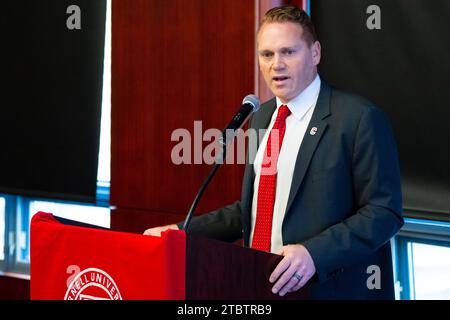 Ithaca, NY, États-Unis. 08 décembre 2023. Dan Swanstrom, entraîneur-chef de Cornell Big Red, prend la parole lors d'une conférence de presse le vendredi 8 décembre 2023 dans la salle Hall of Fame sur le campus de l'Université Cornell à Ithaca, NY. Rich Barnes/CSM/Alamy Live News crédit : CAL Sport Media/Alamy Live News Banque D'Images