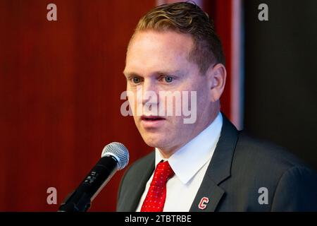 Ithaca, NY, États-Unis. 08 décembre 2023. Dan Swanstrom, entraîneur-chef de Cornell Big Red, prend la parole lors d'une conférence de presse le vendredi 8 décembre 2023 dans la salle Hall of Fame sur le campus de l'Université Cornell à Ithaca, NY. Rich Barnes/CSM/Alamy Live News crédit : CAL Sport Media/Alamy Live News Banque D'Images