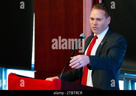 Ithaca, NY, États-Unis. 08 décembre 2023. Dan Swanstrom, entraîneur-chef de Cornell Big Red, fait des gestes lors d'une conférence de presse le vendredi 8 décembre 2023 dans la salle Hall of Fame sur le campus de l'Université Cornell à Ithaca, NY. Rich Barnes/CSM/Alamy Live News crédit : CAL Sport Media/Alamy Live News Banque D'Images