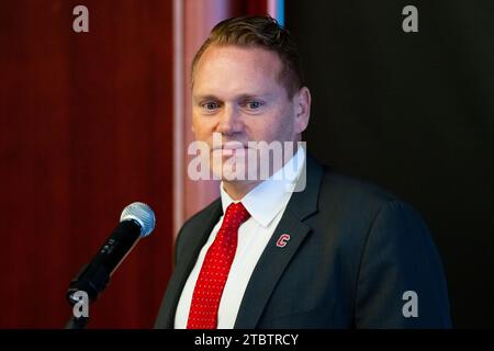 Ithaca, NY, États-Unis. 08 décembre 2023. Dan Swanstrom, entraîneur-chef de Cornell Big Red, prend la parole lors d'une conférence de presse le vendredi 8 décembre 2023 dans la salle Hall of Fame sur le campus de l'Université Cornell à Ithaca, NY. Rich Barnes/CSM/Alamy Live News crédit : CAL Sport Media/Alamy Live News Banque D'Images