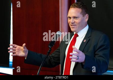 Ithaca, NY, États-Unis. 08 décembre 2023. Dan Swanstrom, entraîneur-chef de Cornell Big Red, fait des gestes lors d'une conférence de presse le vendredi 8 décembre 2023 dans la salle Hall of Fame sur le campus de l'Université Cornell à Ithaca, NY. Rich Barnes/CSM/Alamy Live News crédit : CAL Sport Media/Alamy Live News Banque D'Images