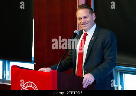 Ithaca, NY, États-Unis. 08 décembre 2023. L'entraîneur-chef de Cornell Big Red Dan Swanstrom réagit lors d'une conférence de presse le vendredi 8 décembre 2023 dans la salle Hall of Fame sur le campus de l'Université Cornell à Ithaca, NY. Rich Barnes/CSM/Alamy Live News crédit : CAL Sport Media/Alamy Live News Banque D'Images