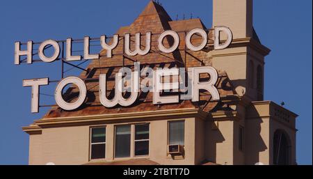 Le ciel bleu de Californie et un beau plan serré de la célèbre Hollywood Tower à Los Angeles, Californie Banque D'Images