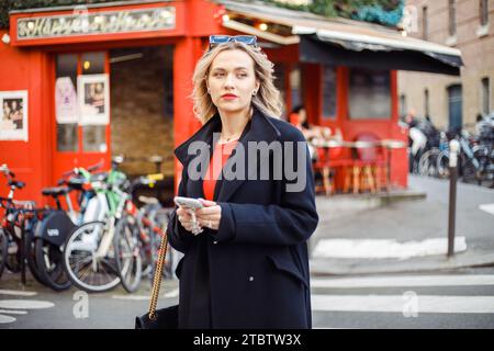 Moderne, business like, belle blonde avec de longs cheveux lâches, voyageur, freelance marchant Banque D'Images