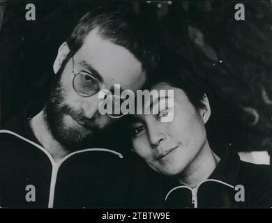 12 décembre 1980 - John Lennon abattu : Formern Beatle John Lennon a été abattu cinq fois dans son appartement à New York la nuit dernière et était mort à son arrivée à l'hôpital. La photo montre John Lennon avec sa femme Yoko Ono photographié en 1970. C'était la première fois que l'ex-Beatle était photographié avec les cheveux courts depuis ses ''jours hippy'' la photo a été prise par Anthony cox, ancien mari de Yoko (image de crédit : © Keystone Press Agency / ZUMA Press Wire) À USAGE ÉDITORIAL SEULEMENT! Non destiné à UN USAGE commercial ! Banque D'Images