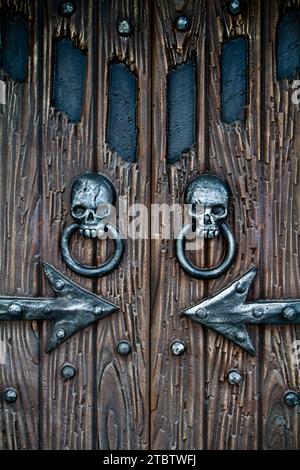 Heurtoirs de porte de crâne gothique sur porte en bois texturé dans le Tennessee Banque D'Images