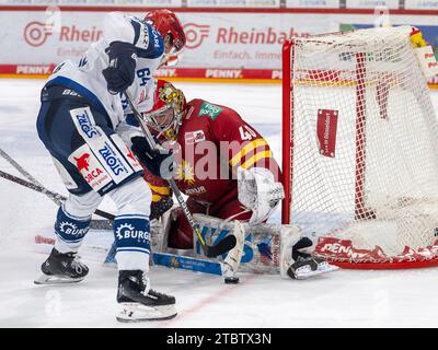 Boaz Bassen (Schwenninger Wild Wings, #64) scheitert hier an Henrik Haukeland (Duesseldorfer EG, #40). Duesseldorfer EG vs Schwenninger Wild Wings, Eishockey, Penny DEL, 25. Spieltag, saison 2023/2024, 08.12.2023 photo : Eibner-Pressefoto/Thomas Haesler Banque D'Images