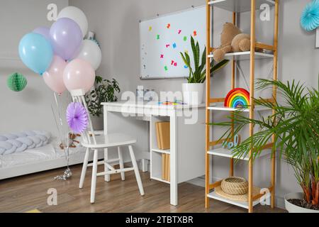 Intérieur de la chambre de l'enfant décoré pour l'anniversaire avec des ballons Banque D'Images