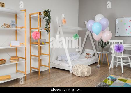 Intérieur de la chambre de l'enfant décoré pour l'anniversaire avec des ballons Banque D'Images