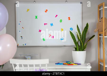 Lieu de travail avec ballons d'anniversaire et décor à la maison dans la chambre de l'enfant Banque D'Images