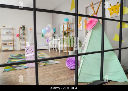 Intérieur de la chambre de l'enfant décoré pour l'anniversaire avec des ballons et des boîtes-cadeaux Banque D'Images