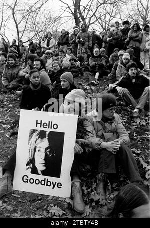 14 décembre 1980 - New York, NY, États-Unis - le chanteur JOHN LENNON (1940-1980) ancien membre des Beatles a été abattu le 8 décembre devant son appartement, des dizaines de milliers de personnes se sont rassemblées à Central Park pour une veillée. (Image de crédit : © Keystone Press Agency/ZUMA Press Wire) USAGE ÉDITORIAL SEULEMENT! Non destiné à UN USAGE commercial ! Banque D'Images