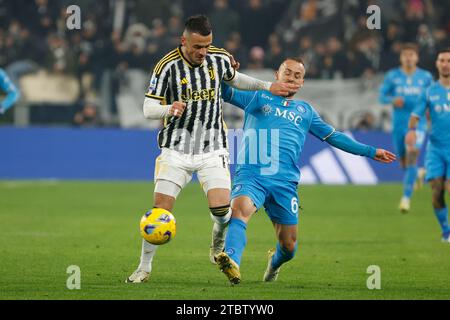 Turin, Piémont, Italie. 8 décembre 2023. Filip Kostic de la Juventus Stanislav Lobotka de Napoli lors du match de Serie A Juventus FC - SSC Napoli, Allianz Stadium le 08 décembre 2023 à Turin, Italie. (Image de crédit : © Ciro de Luca/ZUMA Press Wire) USAGE ÉDITORIAL SEULEMENT! Non destiné à UN USAGE commercial ! Crédit : ZUMA Press, Inc./Alamy Live News Banque D'Images