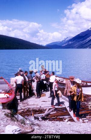 JASPER, AB - JUILLET 1954 : vue générale alors que le groupe de femmes termine leur promenade en bateau pendant leur aventure à travers le sentier Jasper vers juillet 1954 à Jasper, Alberta, Canada. (Photo de Hy Peskin) Banque D'Images