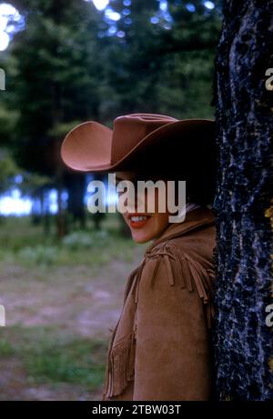 JASPER, AB - JUILLET 1954 : vue générale d'une femme pose pour un portrait lors d'une aventure sur la piste Jasper vers juillet 1954 à Jasper, Alberta, Canada. (Photo de Hy Peskin) Banque D'Images