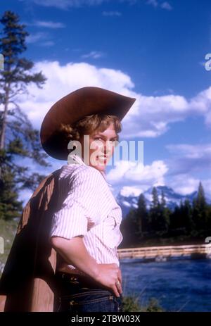 JASPER, AB - JUILLET 1954 : vue générale d'une femme pose pour un portrait lors d'une aventure sur la piste Jasper vers juillet 1954 à Jasper, Alberta, Canada. (Photo de Hy Peskin) Banque D'Images