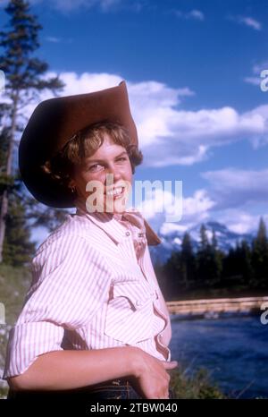 JASPER, AB - JUILLET 1954 : vue générale d'une femme pose pour un portrait lors d'une aventure sur la piste Jasper vers juillet 1954 à Jasper, Alberta, Canada. (Photo de Hy Peskin) Banque D'Images