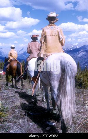 JASPER, AB - JUILLET 1954 : vue générale en tant que groupe de riders d'aventure à travers le sentier Jasper à cheval vers juillet 1954 à Jasper, Alberta, Canada. (Photo de Hy Peskin) Banque D'Images