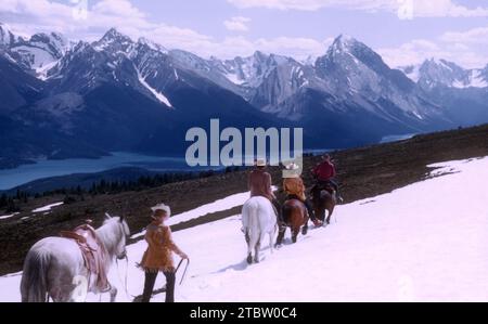 JASPER, AB - JUILLET 1954 : vue générale en tant que groupe de riders d'aventure à travers le sentier Jasper à cheval vers juillet 1954 à Jasper, Alberta, Canada. (Photo de Hy Peskin) Banque D'Images