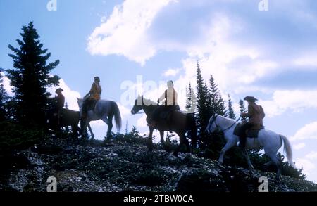 JASPER, AB - JUILLET 1954 : vue générale en tant que groupe de riders d'aventure à travers le sentier Jasper à cheval vers juillet 1954 à Jasper, Alberta, Canada. (Photo de Hy Peskin) Banque D'Images