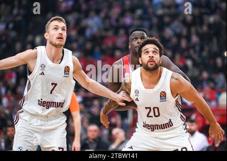 Pirée, Grèce. 08 décembre 2023. 20 Elias Harris avec 7 Niels Giffey du FC Bayern Munich en compétition avec 10 Moustapha Fall de l'Olympiacos Piraeus lors de l'Euroleague, ronde 13, match entre l'Olympiacos Piraeus et le FC Bayern Munich au stade de la paix et de l'amitié le 8 décembre 2023, au Pirée, Grèce. Crédit : Agence photo indépendante/Alamy Live News Banque D'Images