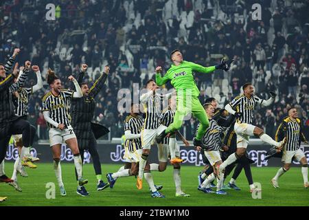 Turin, Italie. 08 décembre 2023. Les joueurs de la Juventus célèbrent à la fin du match de football Serie A entre la Juventus FC et la SSC Napoli au stade de la Juventus à Turin (Italie), le 8 décembre 2023. Crédit : Insidefoto di andrea staccioli/Alamy Live News Banque D'Images