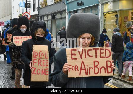 Une manifestation sur le logement organisée par First Not second Homes à Truro, Cornwall alors que la région est confrontée à des problèmes de logement, de résidences secondaires et d'Air Bnbs. Banque D'Images