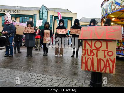 Une manifestation sur le logement organisée par First Not second Homes à Truro, Cornwall alors que la région est confrontée à des problèmes de logement, de résidences secondaires et d'Air Bnbs. Banque D'Images