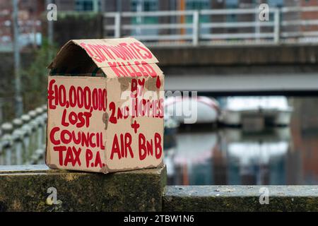 Une manifestation sur le logement organisée par First Not second Homes à Truro, Cornwall alors que la région est confrontée à des problèmes de logement, de résidences secondaires et d'Air Bnbs. Banque D'Images