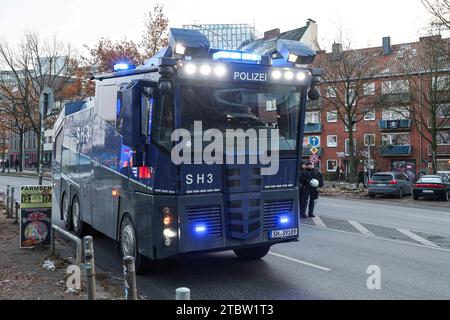 Hambourg, Deutschland. 01 décembre 2023. 2. Bundesliga - FC St. Pauli - Hamburger SV am 01.12.2023 im Millerntor-Stadion in Hamburg Wasserwerfer beziehen Stellung Foto : osnapix les règlements DFL interdisent toute utilisation de photographies comme séquences d'images et/ou quasi-vidéo crédit : dpa/Alamy Live News Banque D'Images