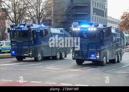 Hambourg, Deutschland. 01 décembre 2023. 2. Bundesliga - FC St. Pauli - Hamburger SV am 01.12.2023 im Millerntor-Stadion in Hamburg Wasserwerfer beziehen Stellung Foto : osnapix les règlements DFL interdisent toute utilisation de photographies comme séquences d'images et/ou quasi-vidéo crédit : dpa/Alamy Live News Banque D'Images