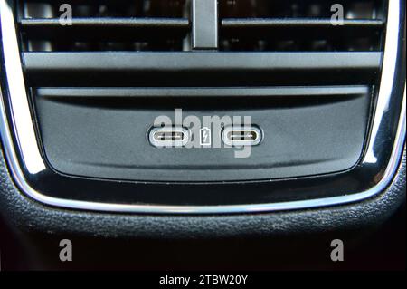 Deux ports USB C sur le panneau de la voiture Banque D'Images