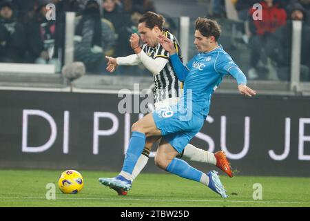 Turin, Piémont, Italie. 8 décembre 2023. Alessandro Zanoli de Napoli Federico Chiesa de Juventus lors du match de Serie A Juventus FC - SSC Napoli, Allianz Stadium le 08 décembre 2023 à Turin, Italie. (Image de crédit : © Ciro de Luca/ZUMA Press Wire) USAGE ÉDITORIAL SEULEMENT! Non destiné à UN USAGE commercial ! Crédit : ZUMA Press, Inc./Alamy Live News Banque D'Images