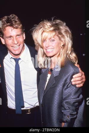 **PHOTO DE FICHIER** Ryan O'Neal est décédé. Farrah Fawcett et Ryan O'Neal Circa 1987 crédit : Ralph Dominguez/MediaPunch Banque D'Images