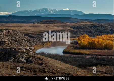 Les montagnes de la Sal dans l'Utah s'élèvent au-dessus d'un coude isolé dans le fleuve Colorado près de Cisco / Dewey Bridge. Banque D'Images