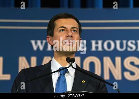 Washington, États-Unis d ' Amérique. 07 décembre 2023. Washington, États-Unis d ' Amérique. 07 décembre 2023. Pete Buttigieg, secrétaire américain aux Transports, prononce une allocution lors du Sommet des nations tribales de la Maison Blanche au siège du ministère de l'intérieur, le 7 décembre 2023 à Washington, DC Credit : photo du ministère de l'intérieur des États-Unis/Alamy Live News Banque D'Images