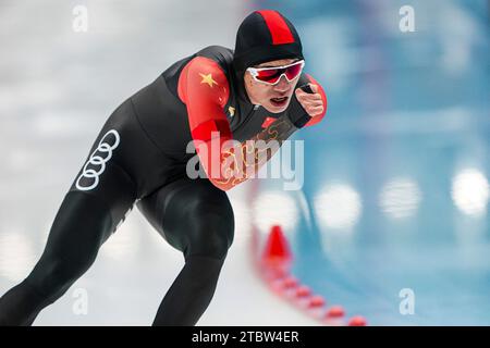 Tomaszow Mazowiecki, Polen. 08 décembre 2023. Haonan du, de Chine, en compétition sur le 1000m du Groupe B masculin lors de la coupe du monde de patinage de vitesse ISU à l'Arena Lodowa le 8 décembre 2023 à Tomaszow Mazowiecki, Pologne crédit : dpa/Alamy Live News Banque D'Images