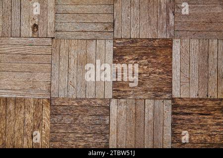 Texture en bois de parquet rustique à chevrons en browns naturels Banque D'Images