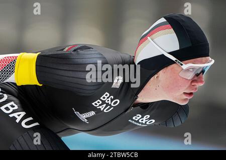 Tomaszow Mazowiecki, Polen. 08 décembre 2023. Josephine Schlorb d'Allemagne en compétition sur le 3000m du groupe B féminin lors de la coupe du monde de patinage de vitesse ISU à l'Arena Lodowa le 8 décembre 2023 à Tomaszow Mazowiecki, Pologne crédit : dpa/Alamy Live News Banque D'Images