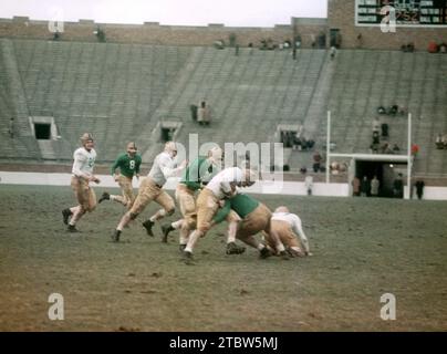 SOUTH BEND, IN - AVRIL 16 : l'équipe des anciens de notre Dame (blanc) joue contre l'équipe universitaire de notre Dame (vert) lors d'un match des anciens le 16 avril 1957 au notre Dame Stadium à South Bend, Indiana. (Photo de Hy Peskin) Banque D'Images