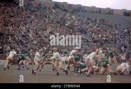 SOUTH BEND, IN - AVRIL 16 : l'équipe des anciens de notre Dame (blanc) joue contre l'équipe universitaire de notre Dame (vert) lors d'un match des anciens le 16 avril 1957 au notre Dame Stadium à South Bend, Indiana. (Photo de Hy Peskin) Banque D'Images