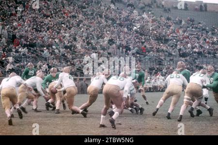 SOUTH BEND, IN - AVRIL 16 : l'équipe des anciens de notre Dame (blanc) joue contre l'équipe universitaire de notre Dame (vert) lors d'un match des anciens le 16 avril 1957 au notre Dame Stadium à South Bend, Indiana. (Photo de Hy Peskin) Banque D'Images