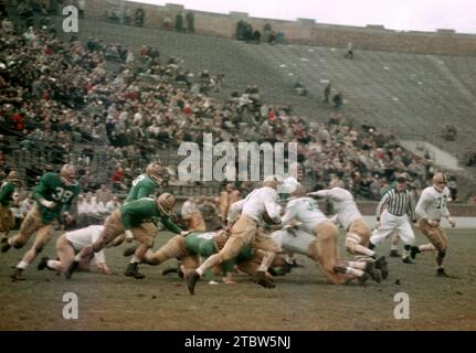 SOUTH BEND, IN - AVRIL 16 : l'équipe des anciens de notre Dame (blanc) joue contre l'équipe universitaire de notre Dame (vert) lors d'un match des anciens le 16 avril 1957 au notre Dame Stadium à South Bend, Indiana. (Photo de Hy Peskin) Banque D'Images