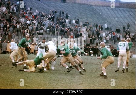 SOUTH BEND, IN - AVRIL 16 : l'équipe des anciens de notre Dame (blanc) joue contre l'équipe universitaire de notre Dame (vert) lors d'un match des anciens le 16 avril 1957 au notre Dame Stadium à South Bend, Indiana. (Photo de Hy Peskin) Banque D'Images