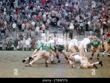 SOUTH BEND, IN - AVRIL 16 : l'équipe des anciens de notre Dame (blanc) joue contre l'équipe universitaire de notre Dame (vert) lors d'un match des anciens le 16 avril 1957 au notre Dame Stadium à South Bend, Indiana. (Photo de Hy Peskin) Banque D'Images