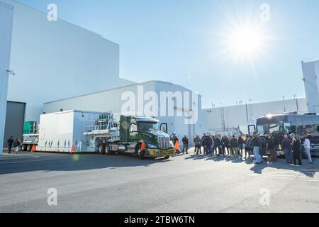 13 nov. 2023 - Greenbelt, Maryland, USA - le transporteur contenant le vaisseau spatial de l'observatoire NASA plancton, aérosol, nuage, écosystème océanique (PACE) quitte le centre de vol spatial Goddard de NASA à Greenbelt Maryland le lundi 13 novembre 2023. PACE se rend à Astrotech Space Operations Facility près du centre spatial Kennedy de l'agence en Floride. PACE devrait être lancé le 30 janvier 2024 sur une fusée SpaceX Falcon 9 décollant du complexe de lancement spatial 40 de la Station spatiale Cape Canaveral. L’observatoire PACE nous aidera à mieux comprendre comment l’océan et l’atmosphère échangent des glucides Banque D'Images
